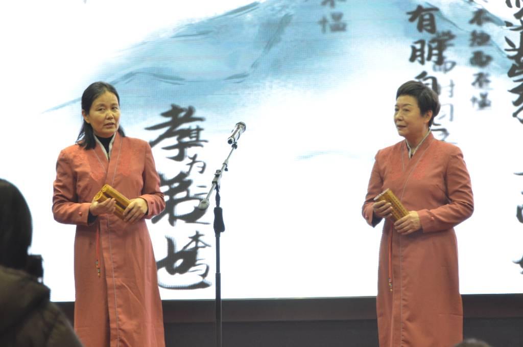 有许多中国传统文化有关的表演，此表演为诗歌朗诵