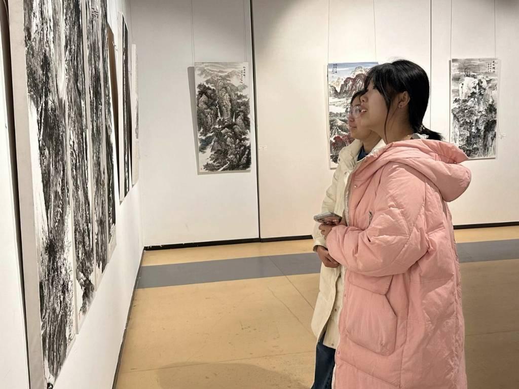 图为实践队员实地参观艺术展区。中国青年通讯员 常媛 摄