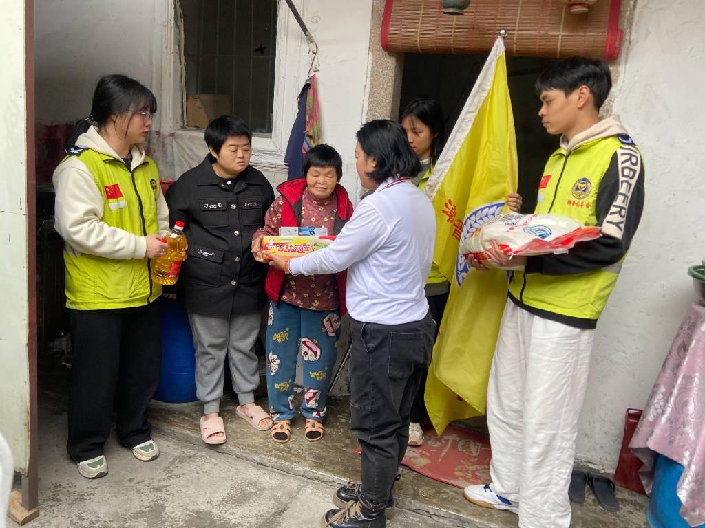 我们配合潮阳志愿队去贫困家中发放大米等物资，让他们能够在新年来临之际感受到温暖。