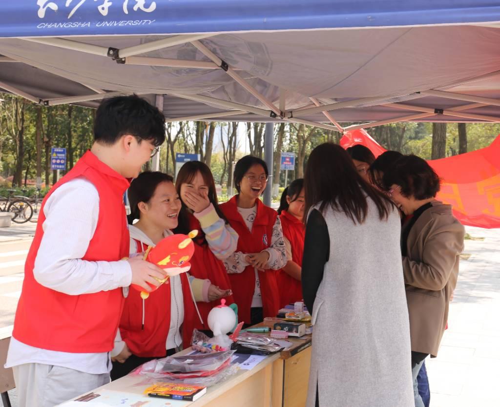 学院老师在现场和同学们亲切交流。