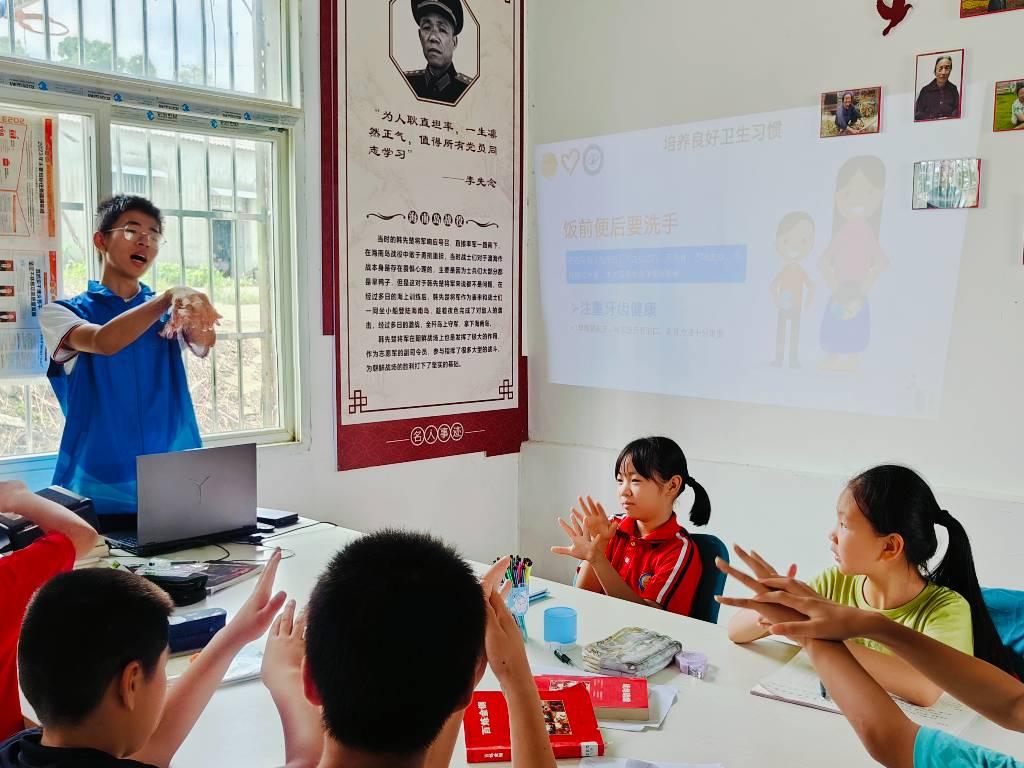 图为小朋友学习七步洗手法。 湖北工业大学 柳胜 摄