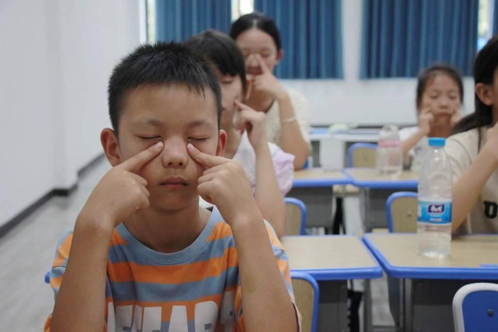 图为同学们做眼保健操。中国青年网通讯员 李高杰 摄