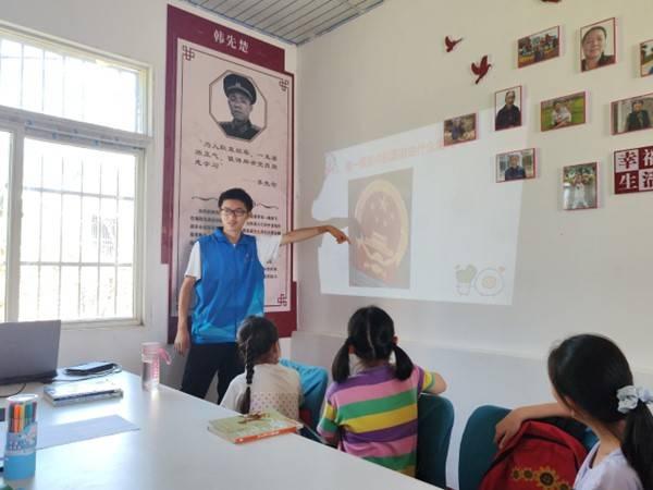 图为小朋友正在认真听课。湖北工业大学 谭倩摄