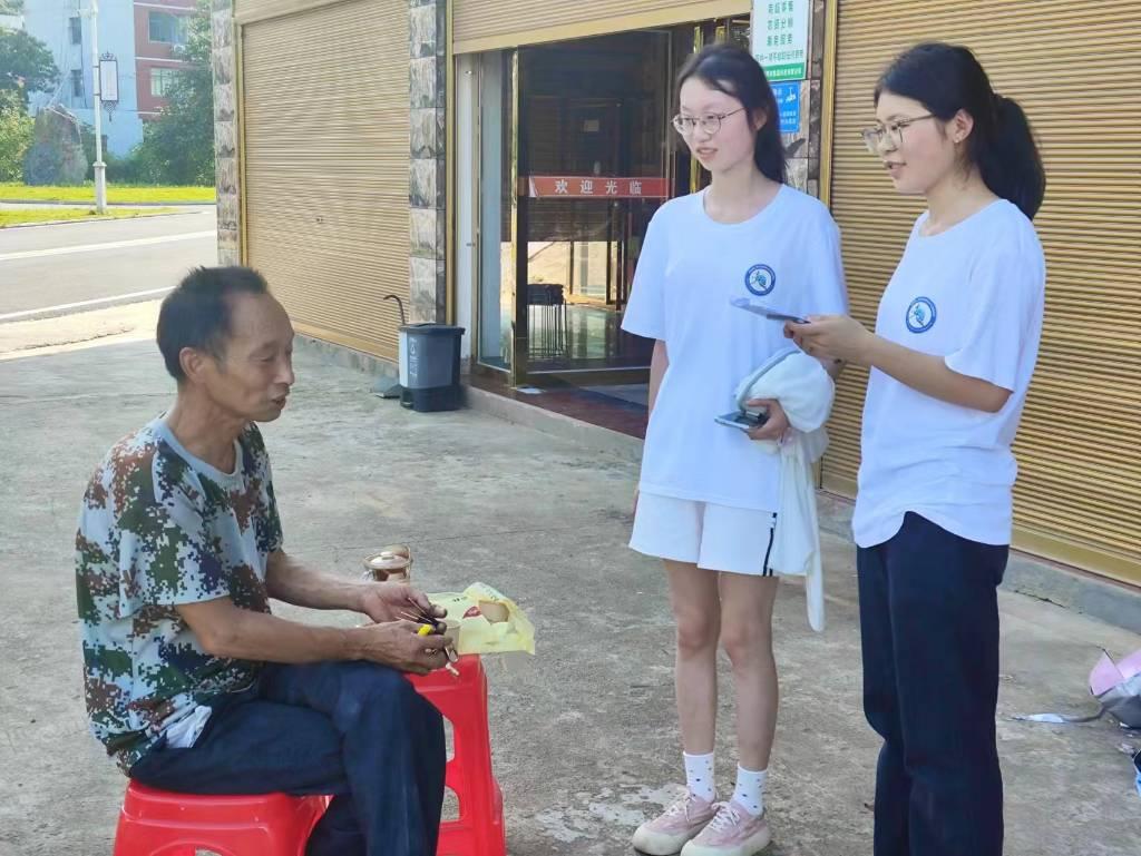 该图为村中大爷发表自己对乡村振兴的理解和看法。