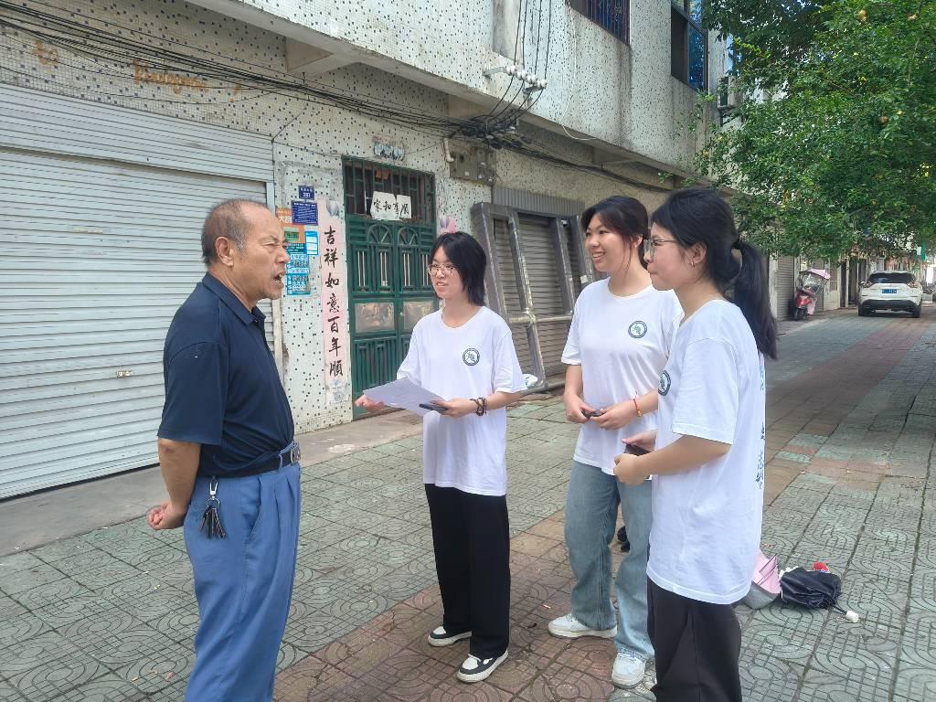 该图为当地居民为团队成员介绍有关特色产业的发展内容。