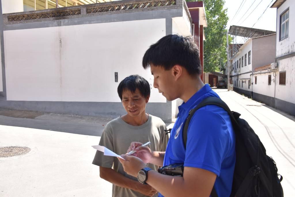 图为团队成员在香泉村进行爱国主义教育调研，了解当地爱国主义教育实情。