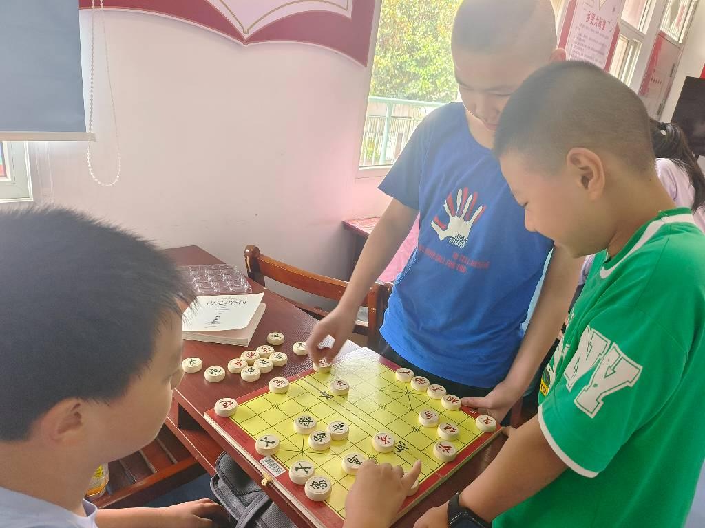 图为同学们一起下象棋，讨论下象棋之术。