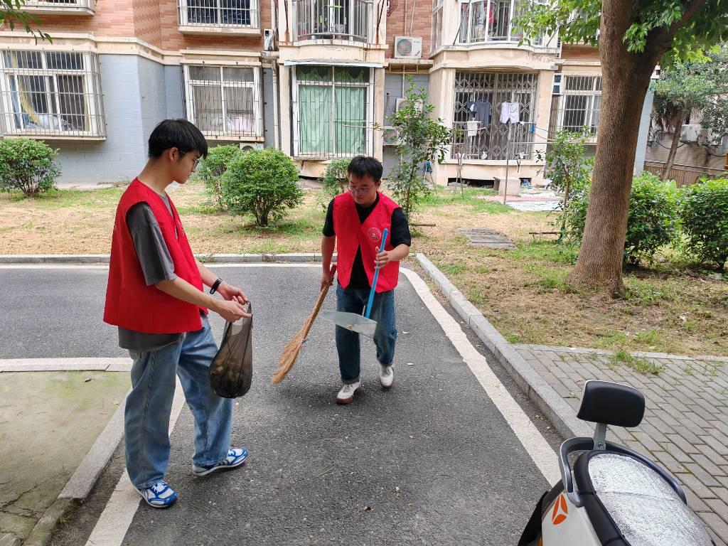 图为实践队员共同打扫江东社区。中国大学生网报通讯员王家良供图