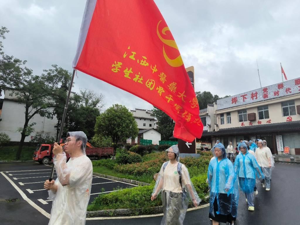 图为实践队从坪下村新时代文明实践点参观乡村网格化治理模式后，村长引路了解坪下村从薄弱村到示范村的过程。孙玥 供图