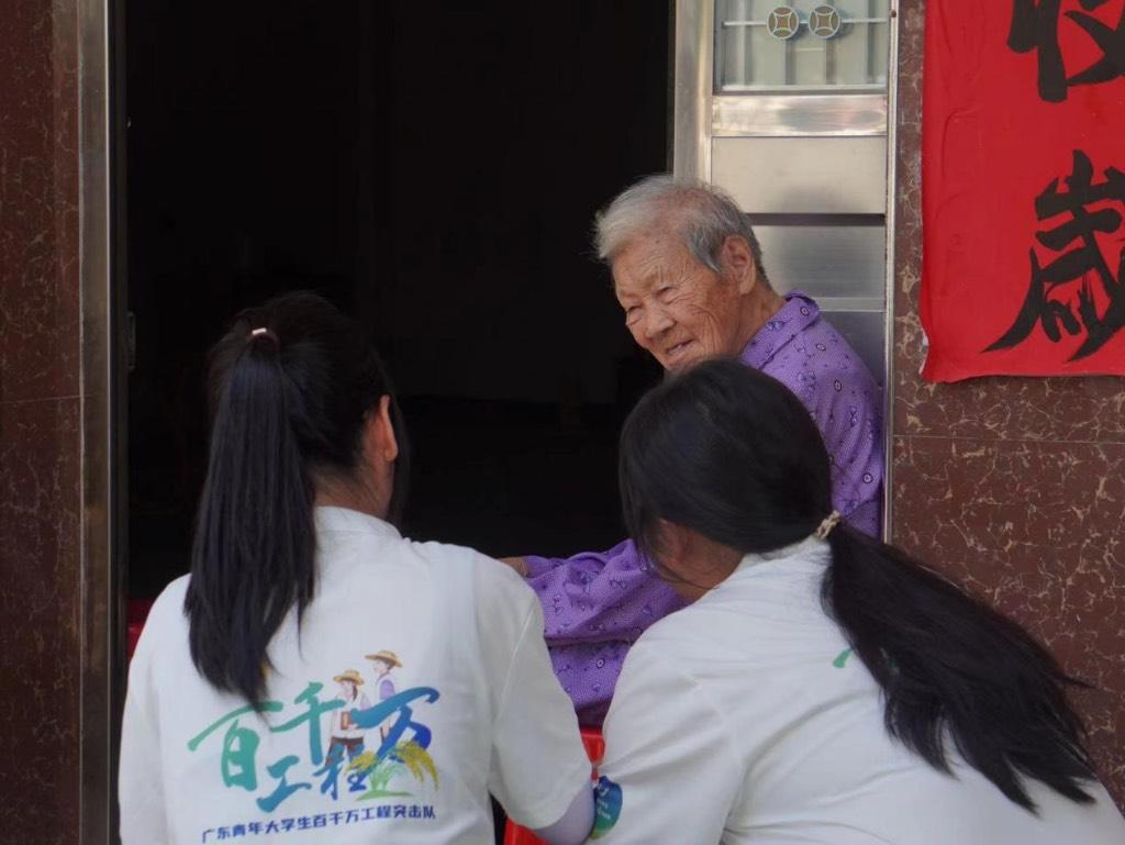 图为实践团成员采访当地居民。大学生网报通讯员张鹏会供图