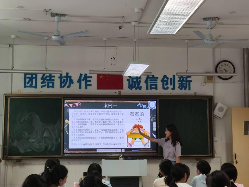 本图为烟台大学法律志愿服务中心的宣讲人通过案例导入，逐渐分析有关法律问题，便于芝罘中学的孩子们进行理解。