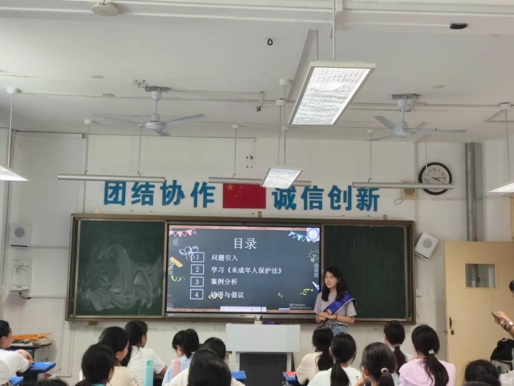 本图片为烟台大学法律志愿服务中心的宣讲人展示从四个方面开展有关《未成年人保护法》的普法宣讲。