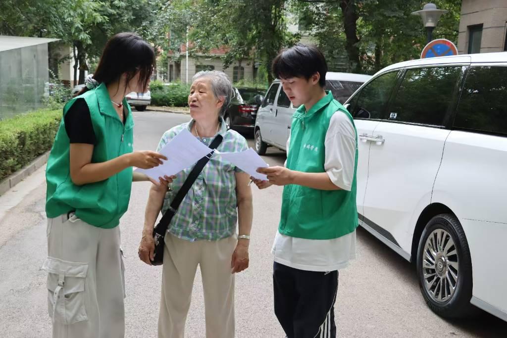 图为实践团队随机对蚌埠本地的市民展开有关社会上老幼发展的部分情况看法的问卷调查。