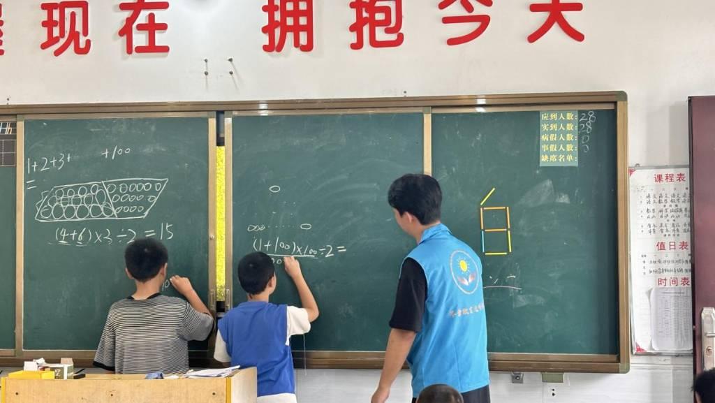 图为数学小课堂，同学们上台做题。数学小课堂能够激发小朋友对数学的兴趣。通过生动有趣的教学方式，如数学游戏、趣味谜题等，让原本看似枯燥的数学知识变得充满魅力，吸引小朋友主动探索数学的奥秘。