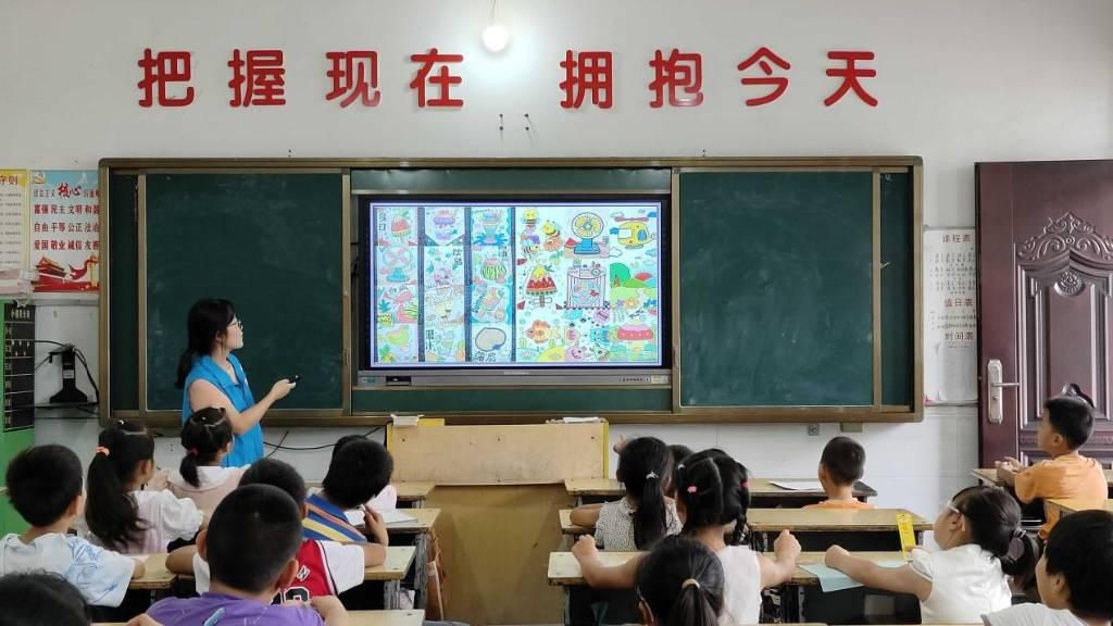 为志愿者绘画课讲解。小学绘画课的意义深远且多面，它不仅关乎艺术技能的培养，更在于促进学生全面发展、激发创造力和想象力、培养审美能力和情感表达等方面发挥着重要作用。小学阶段是儿童身心发展的关键时期，绘画课作为艺术教育的一部分，有助于学生的全面发展。通过绘画，学生可以锻炼手眼协调能力、空间感知能力和观察力，这些能力对于其他学科的学习也有积极的促进作用。另外，绘画是一种创造性的表达方式，它鼓励学生跳出常规思维，自由发挥想象。在绘画过程中，学生可以创造属于自己的世界，表达独特的想法和感受，这种无拘无束的创作过程能够极大地激发学生的创造力和想象力。