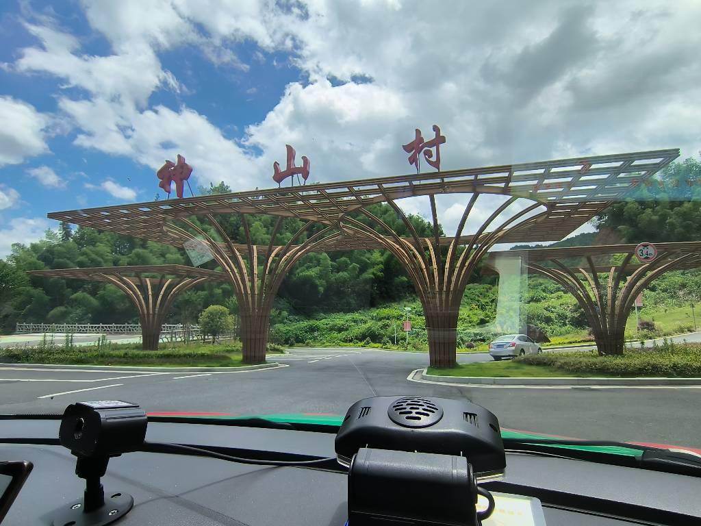 图为神山村村口景象。神山村是中国美丽休闲乡村，荣获全国乡村治理示范村、第五届全国文明村镇、第七批“全国民主法治示范村”等荣誉称号。2020年，神山村全村人均可支配收入达2.8万元。