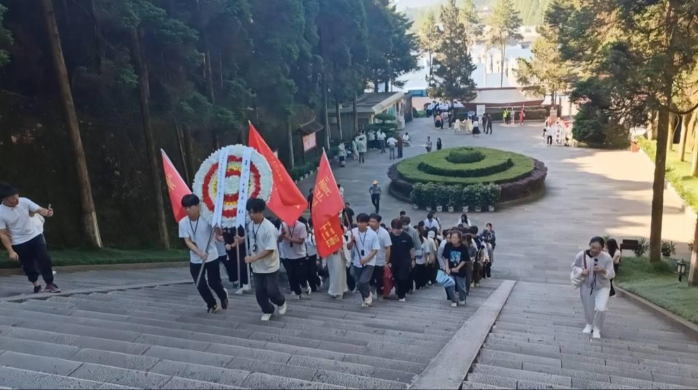 图为游客团体敬献花篮。