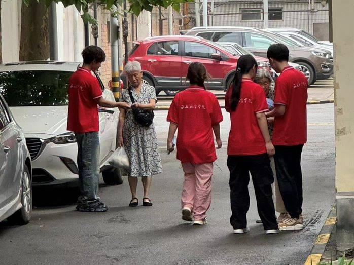 图为志愿者们为社区居民发放反诈宣传单。中国青年网通讯员 丁誉博 供图