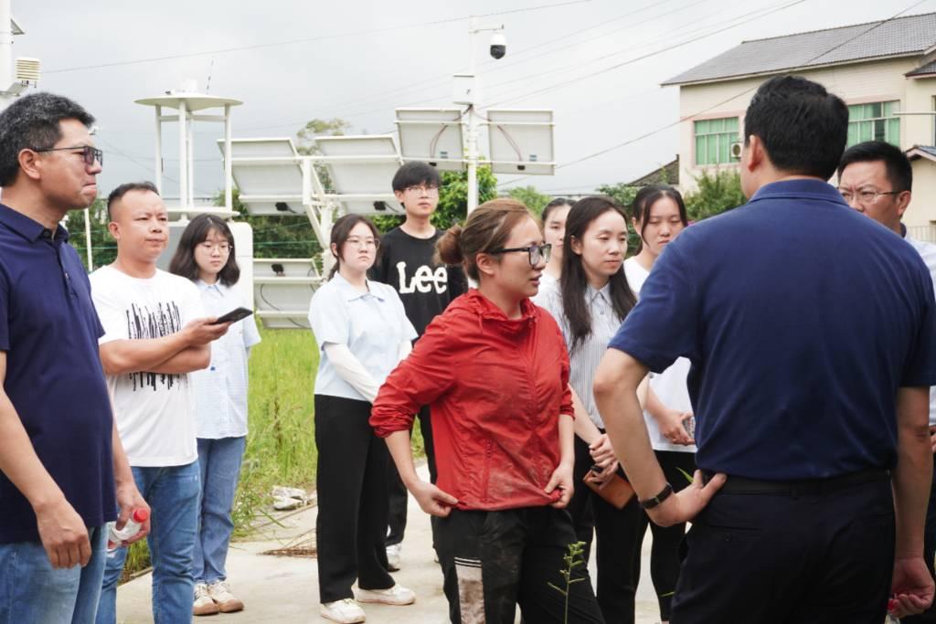 图为多财铁山行实践队随铁山镇政府迎接农业专家，共同前往大足冬虾良种场了解养殖流程。李佳谣 供图