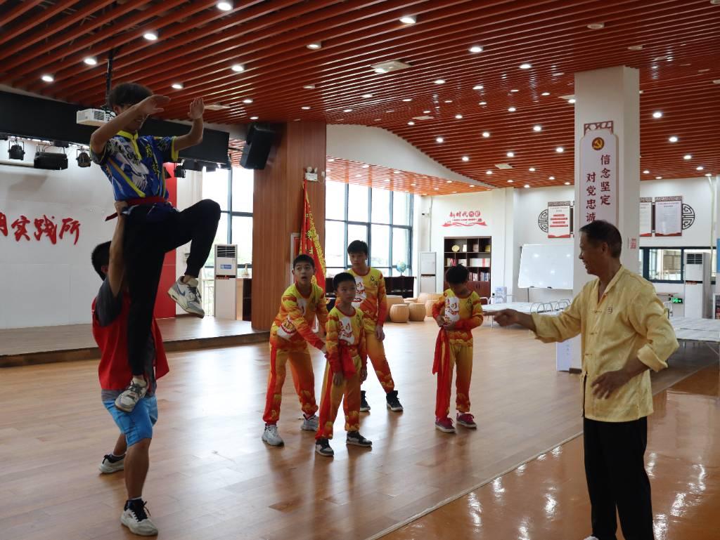 广州市级非遗鳌头醒狮传承人曾桂森师傅亲自教学