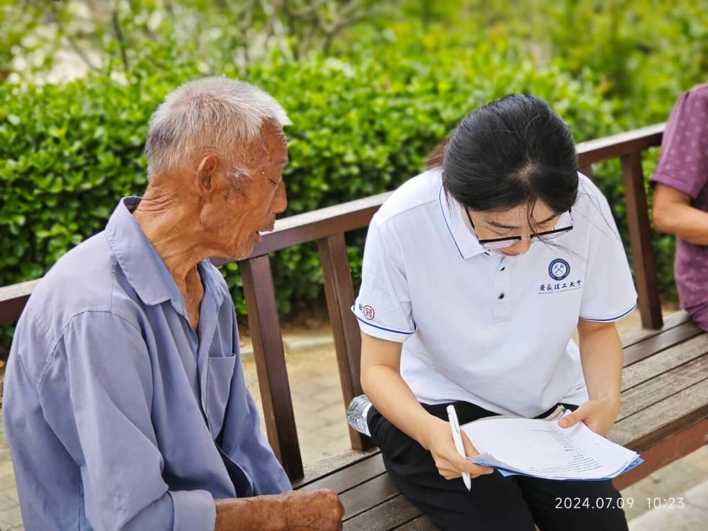 实践团队成员采访和慰问革命老人汪能保（金鸿鹤 摄）