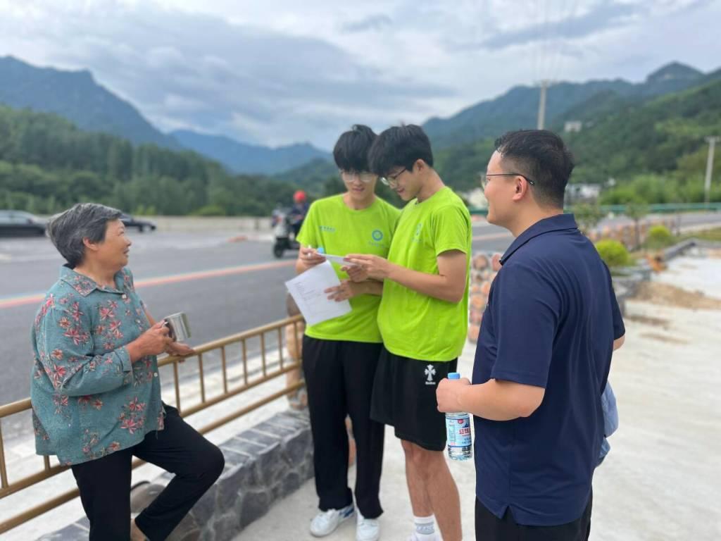 实践团队对大湾村村民进行有关生活水平，经济发展的调研问卷（梁楼 摄）