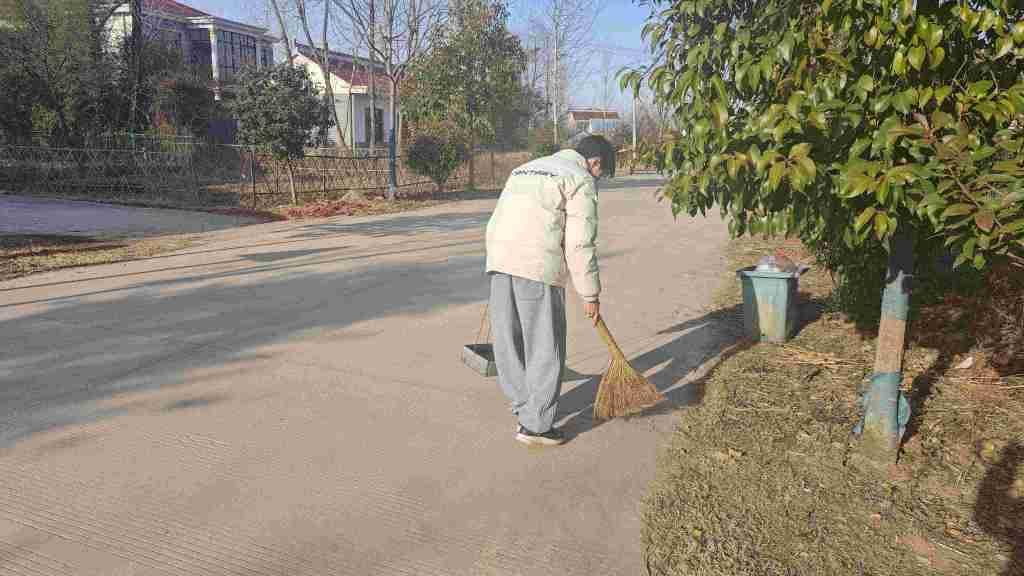 活动从早上八点开始，村民们被分成若干小组，分别负责村内主要道路的清扫工作。