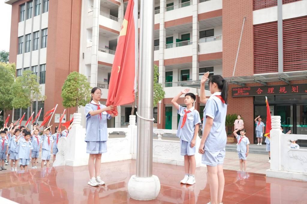 图为同学们正在举行升旗仪式，奏国歌升国旗。 黄启元 供图