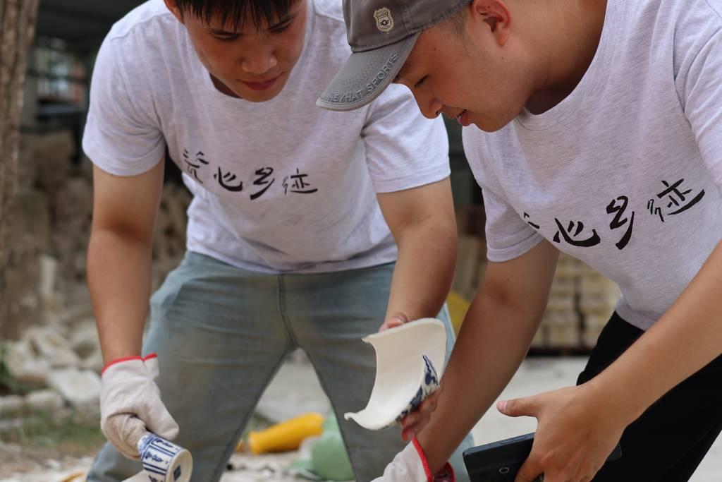 实践队辗转景德镇各大瓷厂的废弃瓷片堆里寻找被丢弃的青花瓷。