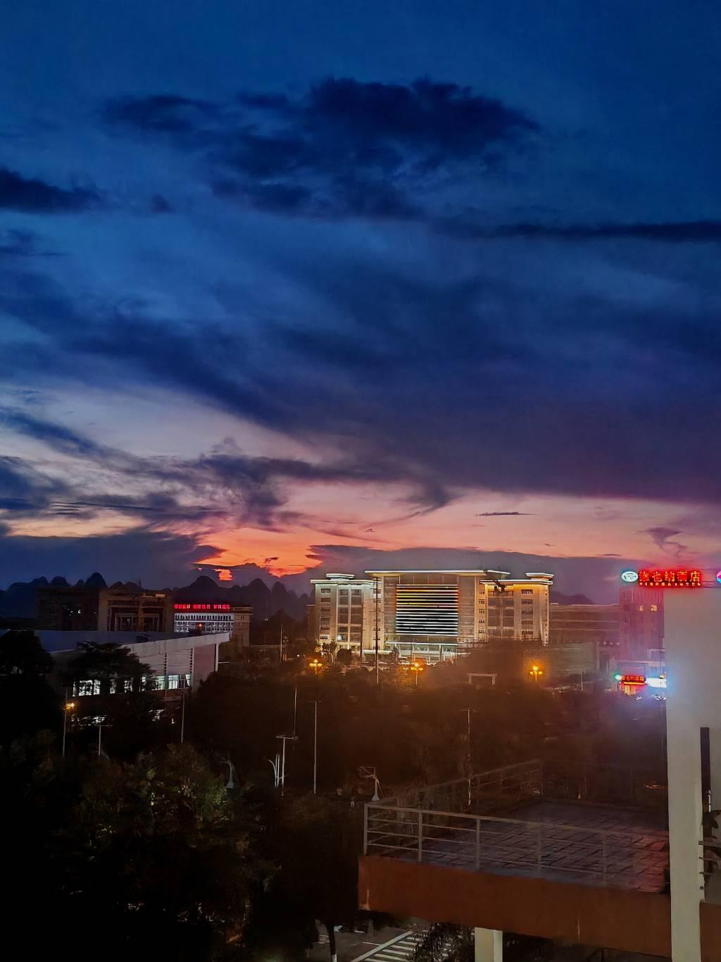 冬日，广西师范大学行政北楼旁，黑夜降临，尽享校园浪漫之夜。