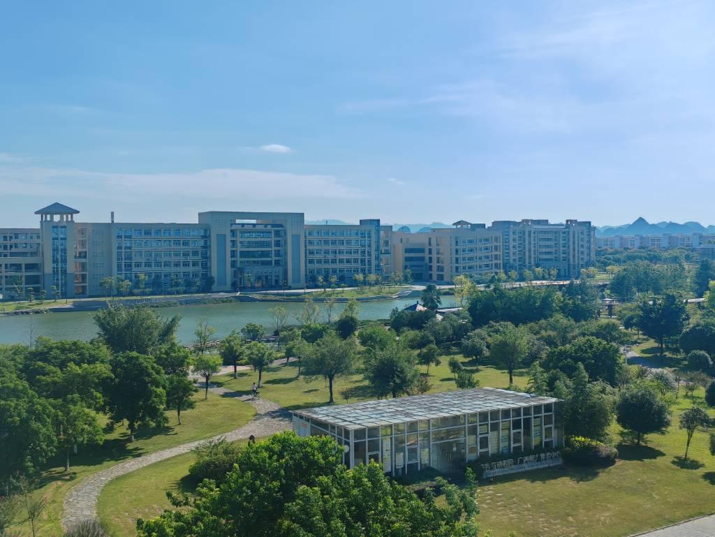 夏日，广西师范大学孔子广场旁雁栖湖，蓝天白云，共筑校园美好愿景。