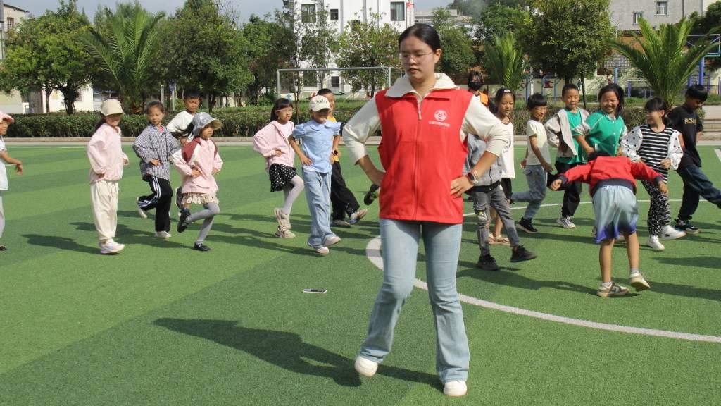 图为实践队员在教同学们跳舞。马伊蕾供图