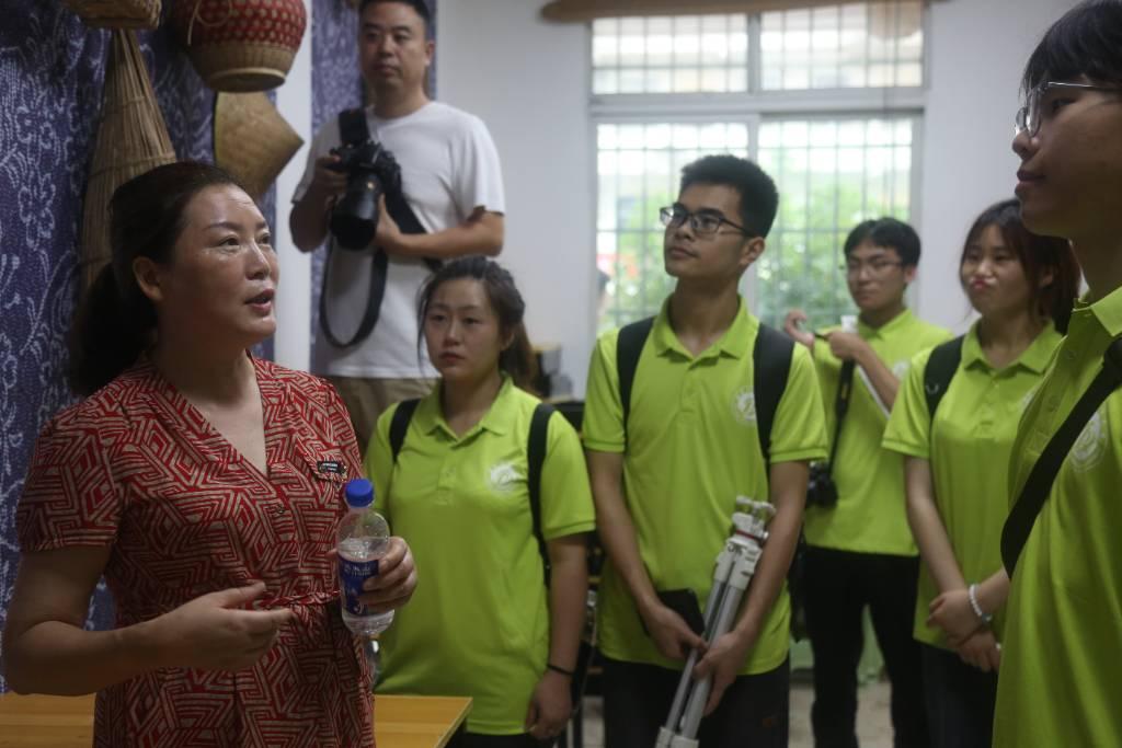 图为万学向实践队员讲解竹编发展历史。 通讯员 彭龙 供图