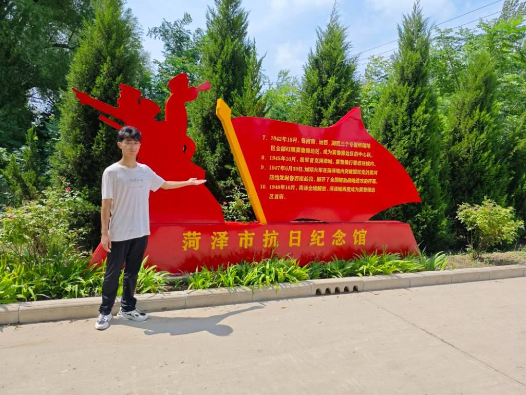 图为实践队员在菏泽市抗日纪念馆学习红色精神。大学生网报通讯员段豪杰供图