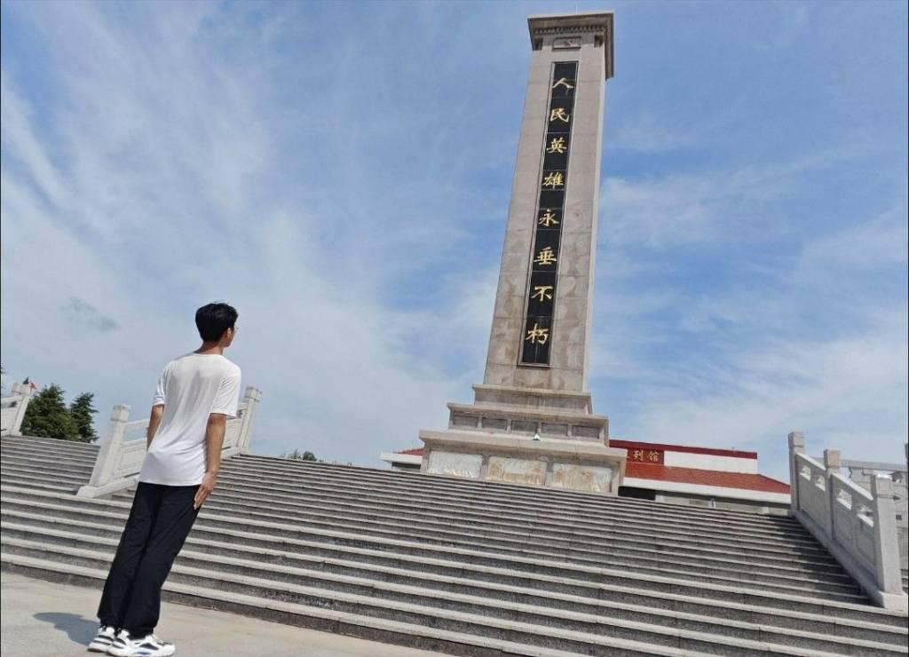 图为实践队员在菏泽烈士陵园缅怀革命先烈。大学生网报通讯员段豪杰供图