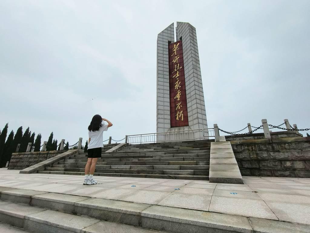 图为实践队员在烈士陵园缅怀革命先烈，重温革命事迹。大学生网报通讯员段豪杰供图