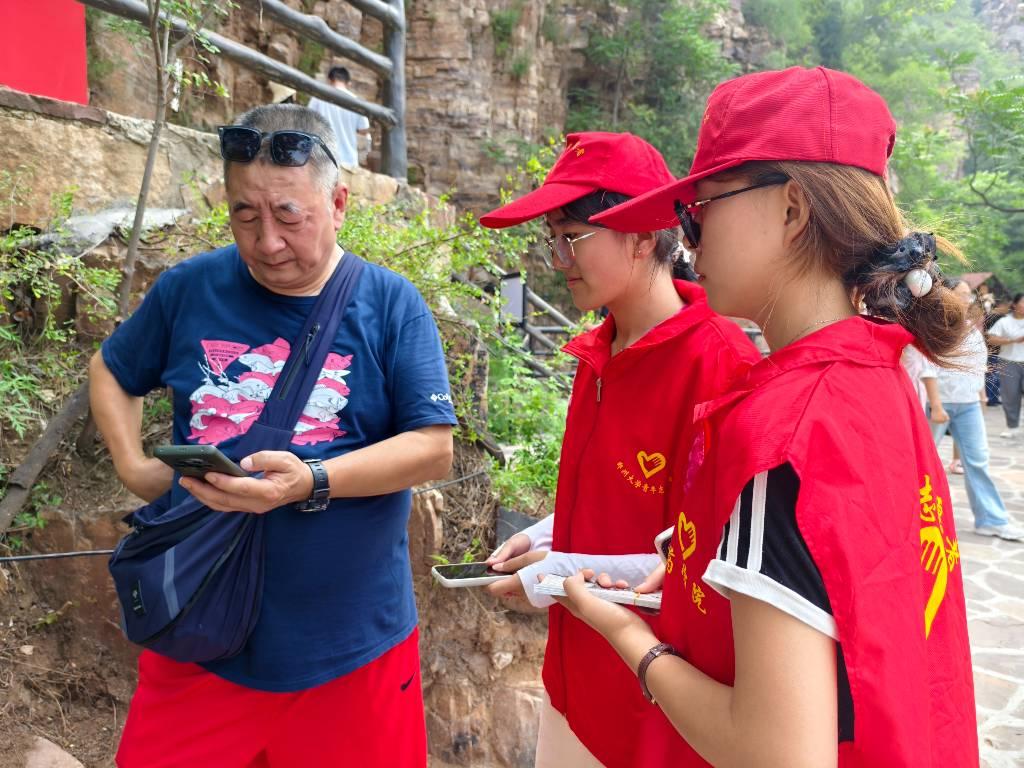 图为实践队员在青年洞进行实地调研。