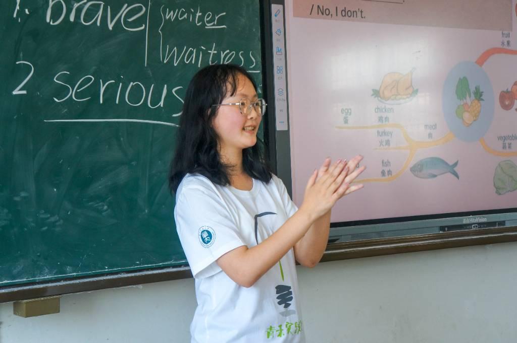 华中师范大学语思（青禾）实践队队员张玉红讲授英语口语课