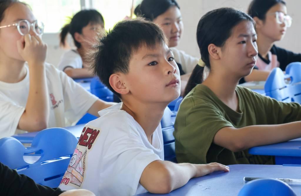 学生聚精会神听讲