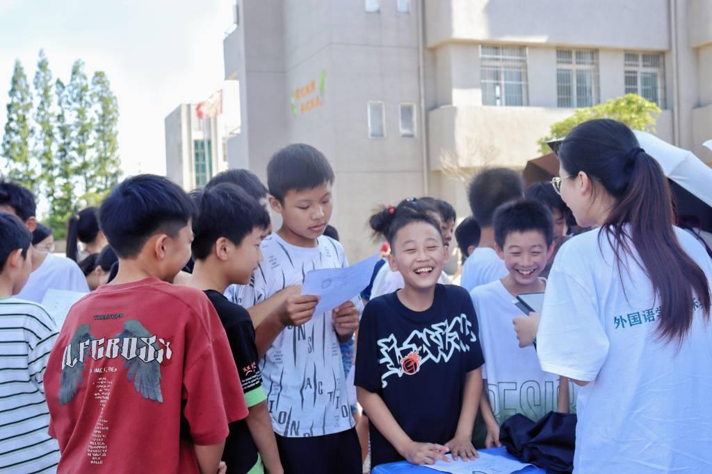 “学科知识竞赛”环节旨在巩固与拓展学生的学科知识与生活常识。同学们在趣味竞赛中既巩固了书本知识，又将知识拓展到课外，生动诠释了“课堂无处不在’的教育理念。