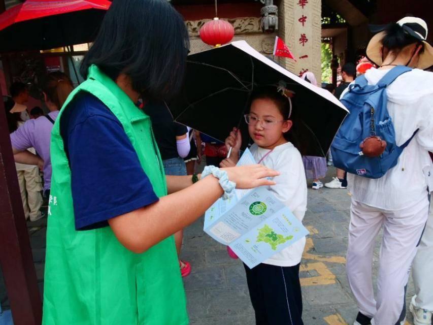 志愿者为来旅游的小朋友宣讲硒文化，鼓励他们多多深入了解硒文化。