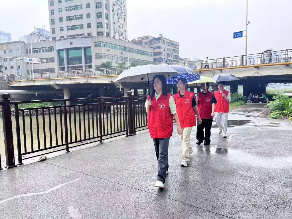 图为实践队成员雨天巡护检查河道状况 王灏宇供图