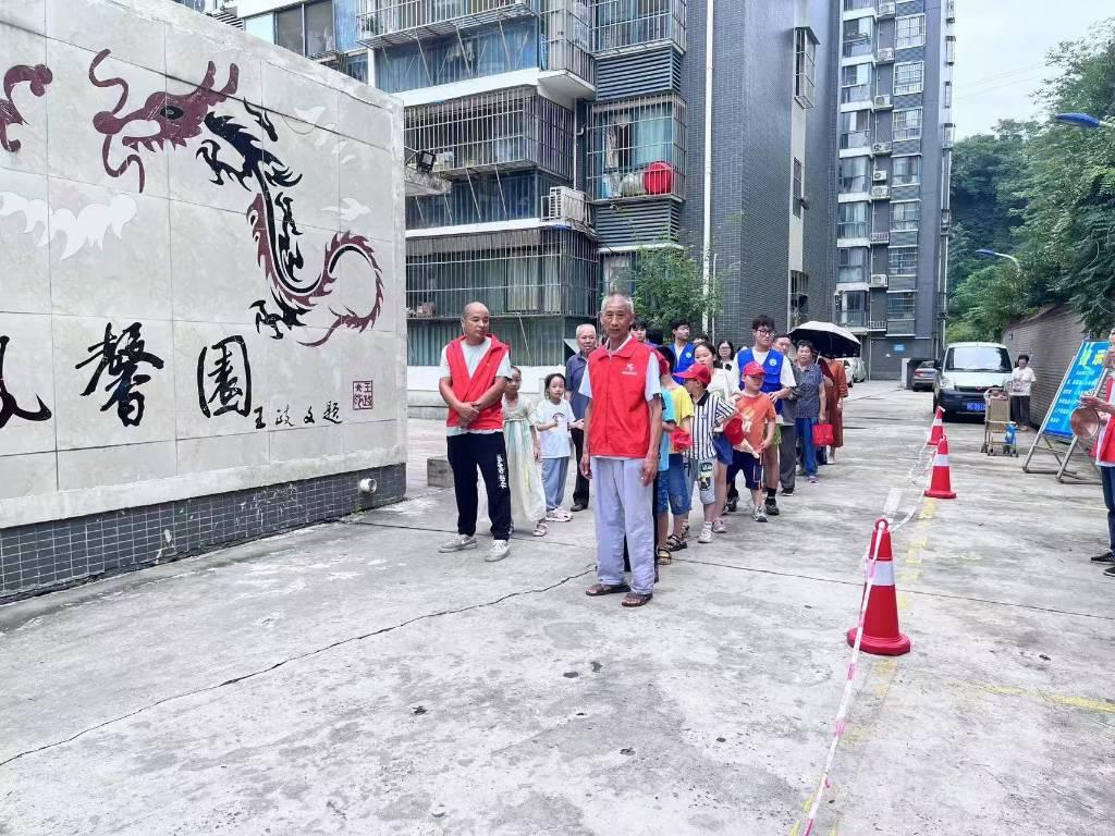 图为实践队成员同居民一同准备开展防灾演练 蒋雯雯 供图