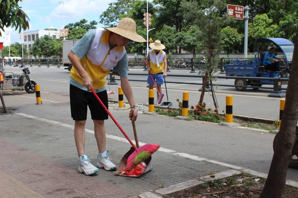 图为志愿者正在清扫街道。通讯员 何梓聪 摄