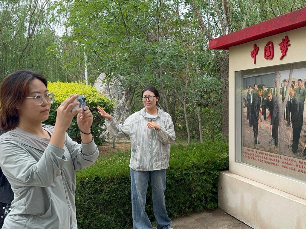 图为宁韵江南实践队队员参观习总书记在白芨滩亲手植树的地方。通讯员 李昕颖 供图