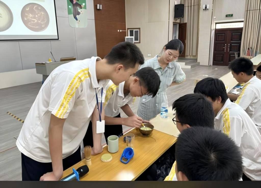 学科美术专业的团队成员为同学们带来主题是《茶画·茶心·茶韵》的艺术课堂。本课程以美术的视角引导学生主动探究宋代茶文化，让学生在亲身体验“点茶”的过程中感受宋人的怡情雅致。