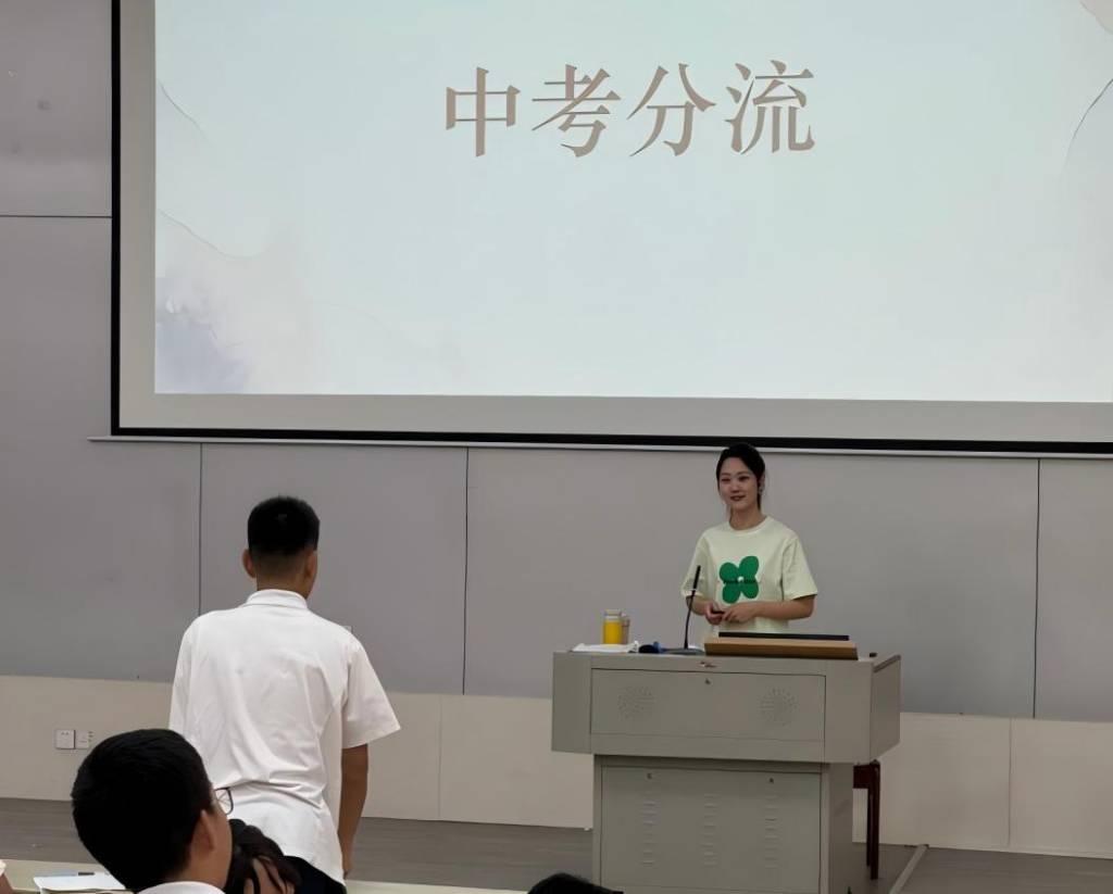 团队成员为即将面临中考的泗安学子分享了“洞悉中考分流，规划未来之路”为主题的专题讲座。讲座中设置了互动环节，邀请现场同学就自己关心的中考分流问题进行提问，主讲人耐心细致地一一解答，并提供了许多实用的建议和指导。