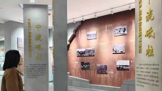 图为文韵聚心承自信，华脉赓续耀古今实践队队员观赏展出，体悟革命精神。