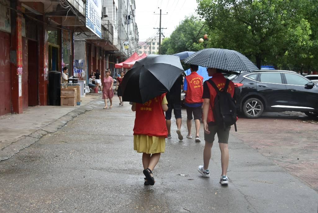 调研小组成员们冒雨出发，前去调研。