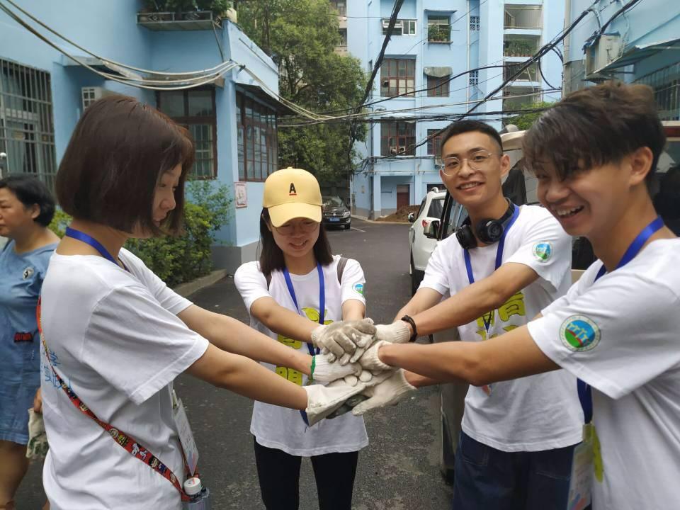 俗话说一根筷子轻轻被折断，十根筷子抱成团便折不断。活动开始前青青萌芽队员相互帮助相互鼓励，他们脸上洋溢的笑容仿佛在诉说即使再累再苦我们也有面对困难的那一份从容。